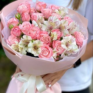 სპრეი ვარდის და ასტორმერიების მიქსი