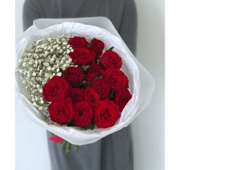 წითელი ვარდები (10ც) და გიფსოფილები