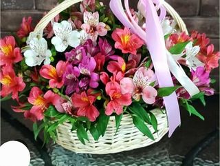 ფერადი ყვავილები კალათში