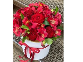 წითელი ვარდები და ყვავილები ბოქსში