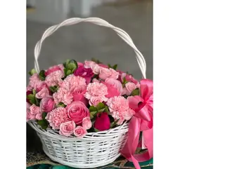 ყვავილების მიქსი კალათში