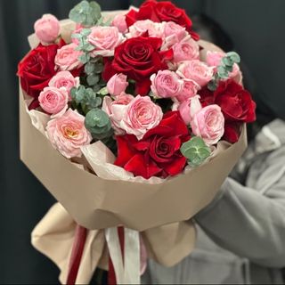 წითელი და სპრეი ვარდების მიქს თაიგული