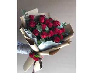 წითელი ვარდები (20ც) დეკორატიულ სიმწვანესთან ერთად