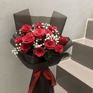 წითელი ვარდები (10ც) და გიფსოფილები