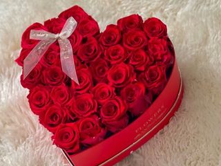 წითელი ვარდები გულში