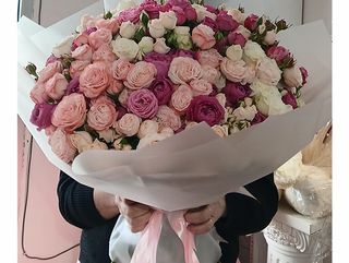 ფერადი ვარდების თაიგული