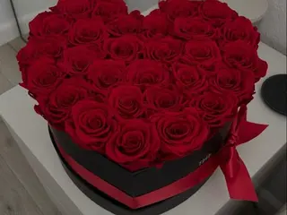 წითელი ვარდები გულში
