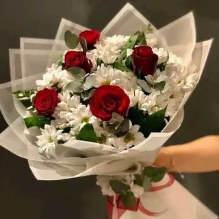 ქრიზანთემების და წითელი ვარდების თაიგული