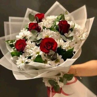 ქრიზანთემების და წითელი ვარდების თაიგული