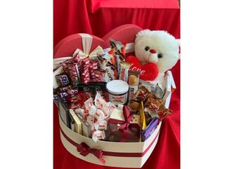 დათუნია ტკბილეულთან ერთად