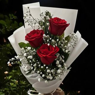 სამი წითელი ვარდი