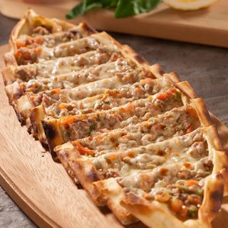 Kıymalı kaşarlı pide
