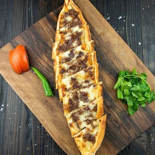 Kavurmalı kaşarlı pide (Pide with  Sliced Beef)