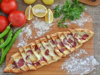 halalSucuklu kaşarlı pide