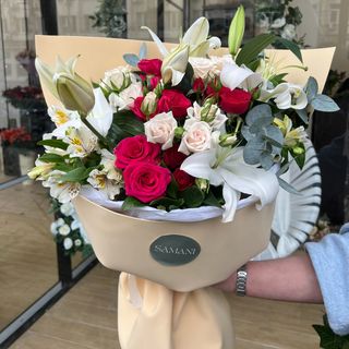 ლილიების და სპრეი ვარდების კომბინაცია