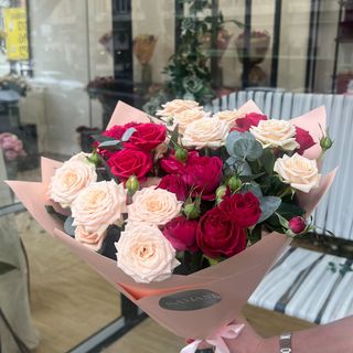 კრემისფერი და მალინისფერი სპრე ივარდების თაიგული