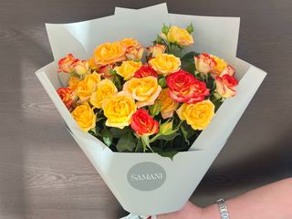 ნარინჯისფერი და ყვითელი სპრეი ვარდები