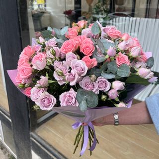 იასამნისფერი და ვარდისფერი სპრეი ვარდების შერეული თაიგული