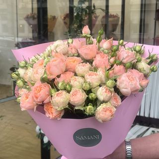 კრემისფერი და ვარდისფერი სპრეი ვარდების შერეული თაიგული