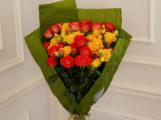 ფერადი სპრეი ვარდების თაიგული