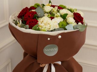 თეთრი და წითელი ვარდების კომბინაცია ყავისფერი შეფუთვით