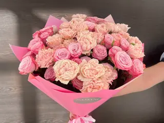 სპრეი ვარდების ვარდისფერი თაიგული