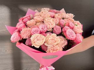 სპრეი ვარდების ვარდისფერი თაიგული