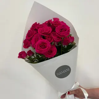 მუქი ვარდისფერი სპრეივარდების თაიგული