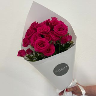 მუქი ვარდისფერი სპრეივარდების თაიგული