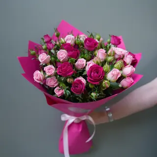 ღია ვარდისფერი და მალინისფერი სპრეი ვარდების თაიგული