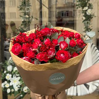 წითელი სპრეი ვარდების თიგული