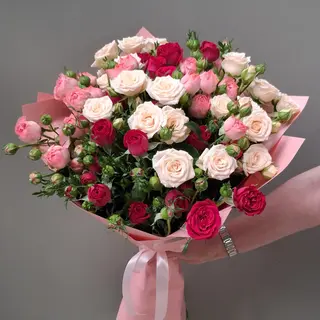 თეთრი და ვარდისფერი სპრეი ვარდების თაიგული