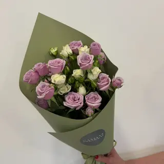 ღია იასამნისფერი და კრემისფერი სპრეი ვარდების თაიგული