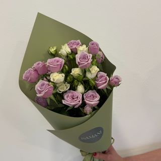 ღია იასამნისფერი და კრემისფერი სპრეი ვარდების თაიგული