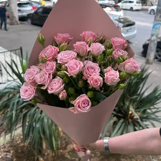 ვარდისფერი სპრეივარდების თაიგული