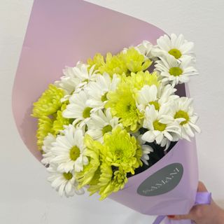 ყვითელი და თეთრი ქრიზანთემების თაიგული