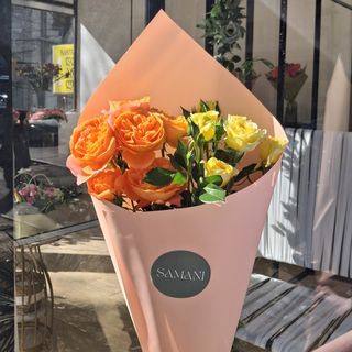 ნარინჯისფერი და ლიმნისფერი სპრეი ვარდების მიქსი