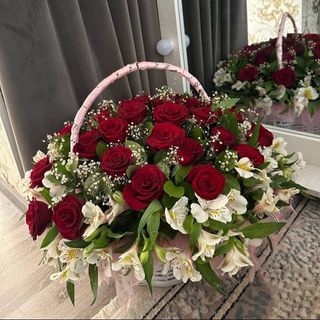 წითელი ვარდები (20ც) და ასტრომერიები