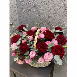 წითელი და სპრეი ვარდების მიქსი კალათში (ზომა მედიუმი)