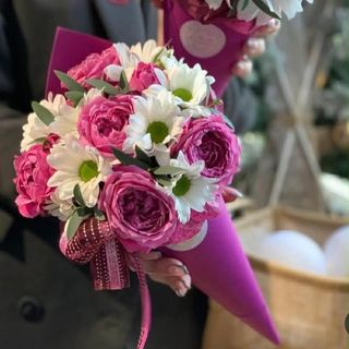 ქრიზანთემები და სპრეი ვარდების თაიგული