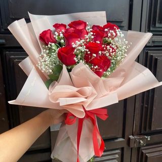 წითელი ვარდები (10ც)გიფსოფილებთან ერთად