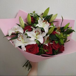 ლილიები და წითელი ვარდები