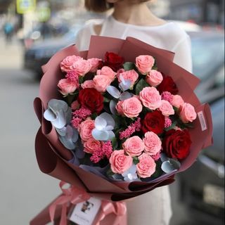 წითელი და სპრეი ვარდების თაიგული