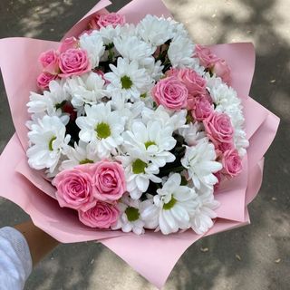 ქროზანთემები და ვარდები