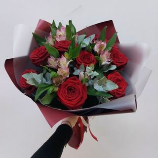 წითელი ვარდები და ასტრომერიების თაიგული