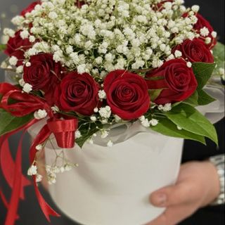 წითელი ვარდები და გიფსოფილები