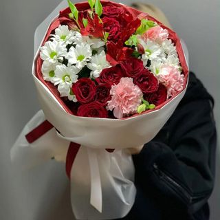 წითელი ვარდების და ქრიზანთემების  თაიგული