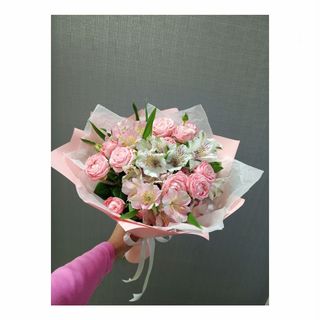 სპრეი ვარდი და ასტრომერიების თაიგული