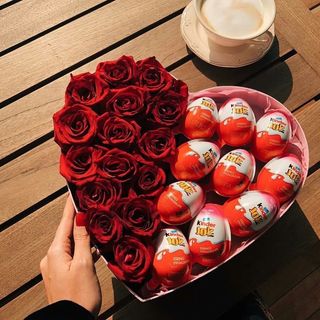 წითელი ვარდები და ქინდერის ტკბილეული