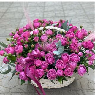 სპრეი ვარდები კალათში